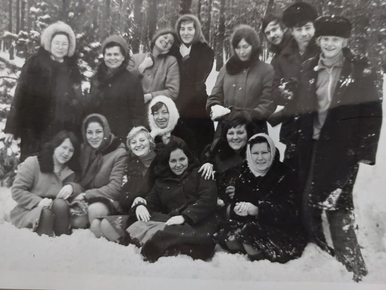 Мараховская Ольга Константиновна с группой учащихся Азовского педучилища на природе. 1979 год.