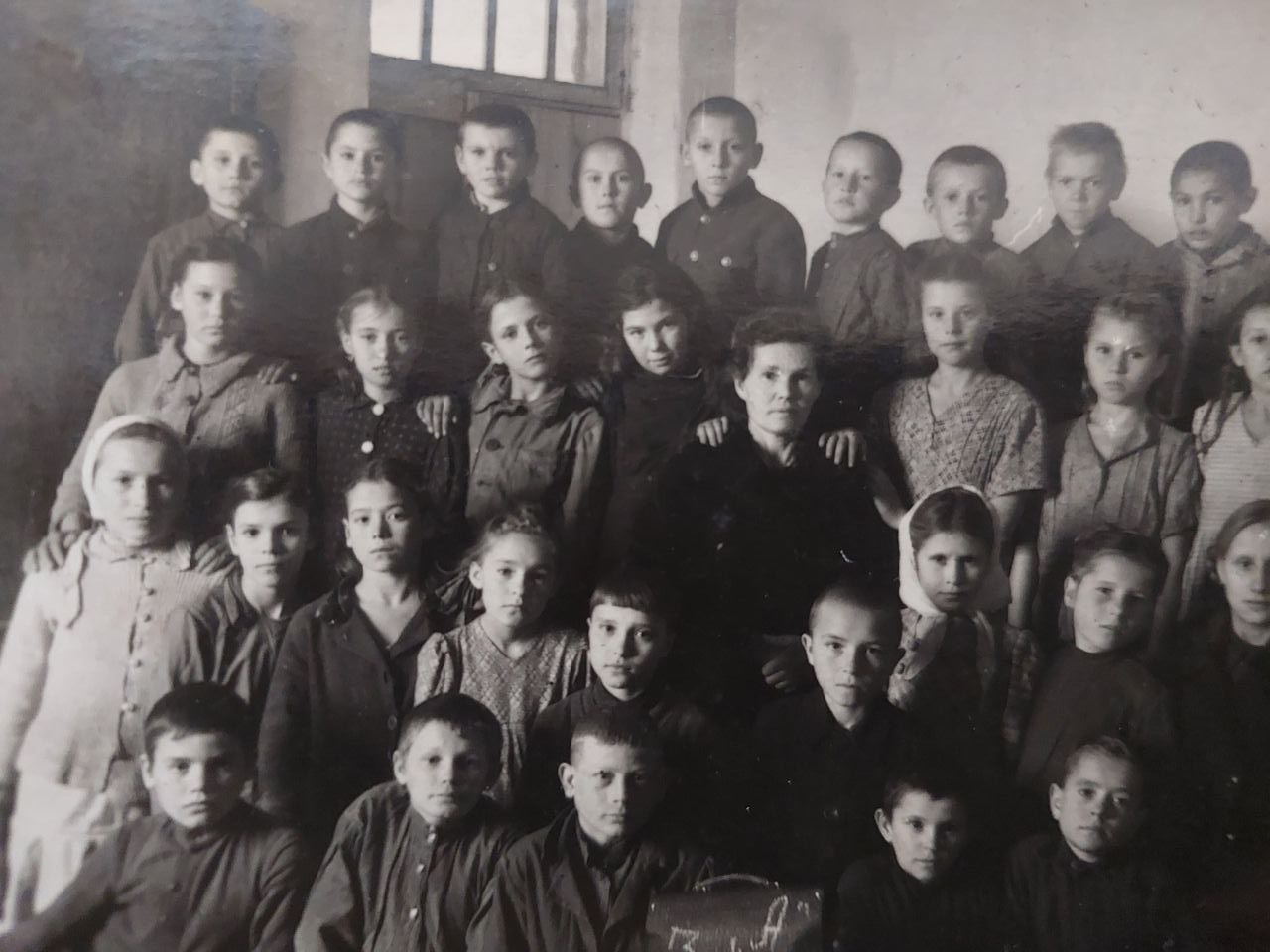 Учащиеся 3-го "А" класса школы № 2 в г. Азове. Классный руководитель Мараховская Александра Ивановна. 1950 год. 