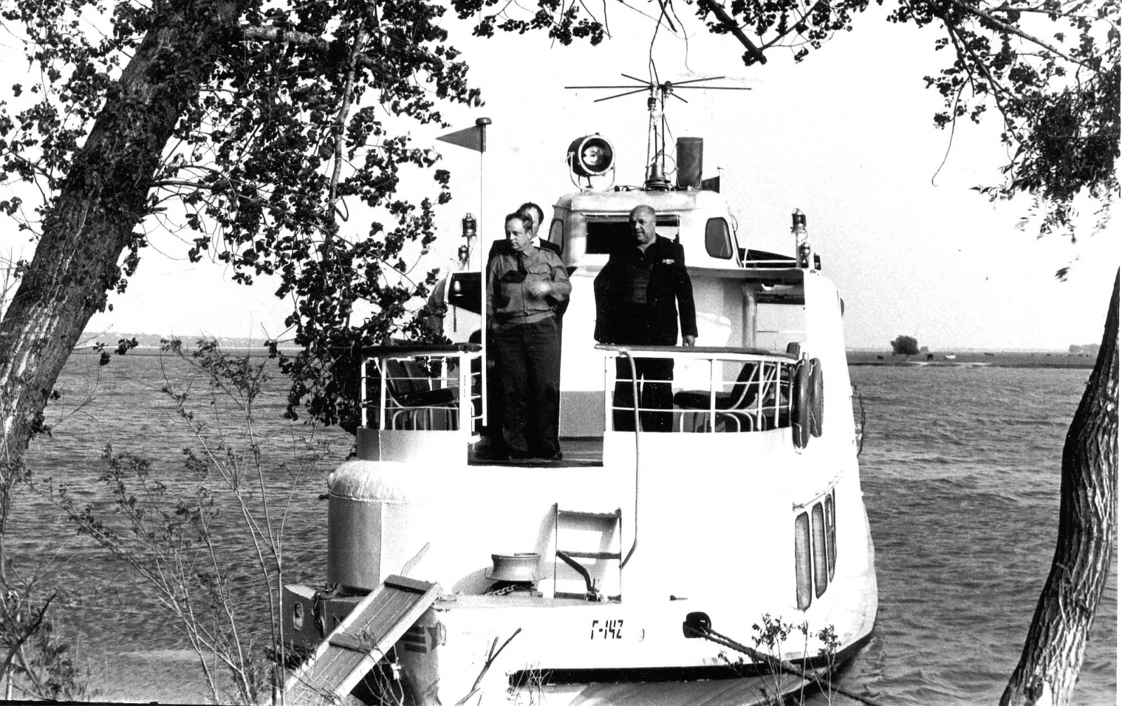 В.А.Иванков и космонавт В.В.Горбатко на борту прогулочного теплохода завода КПА (1970-е гг.)