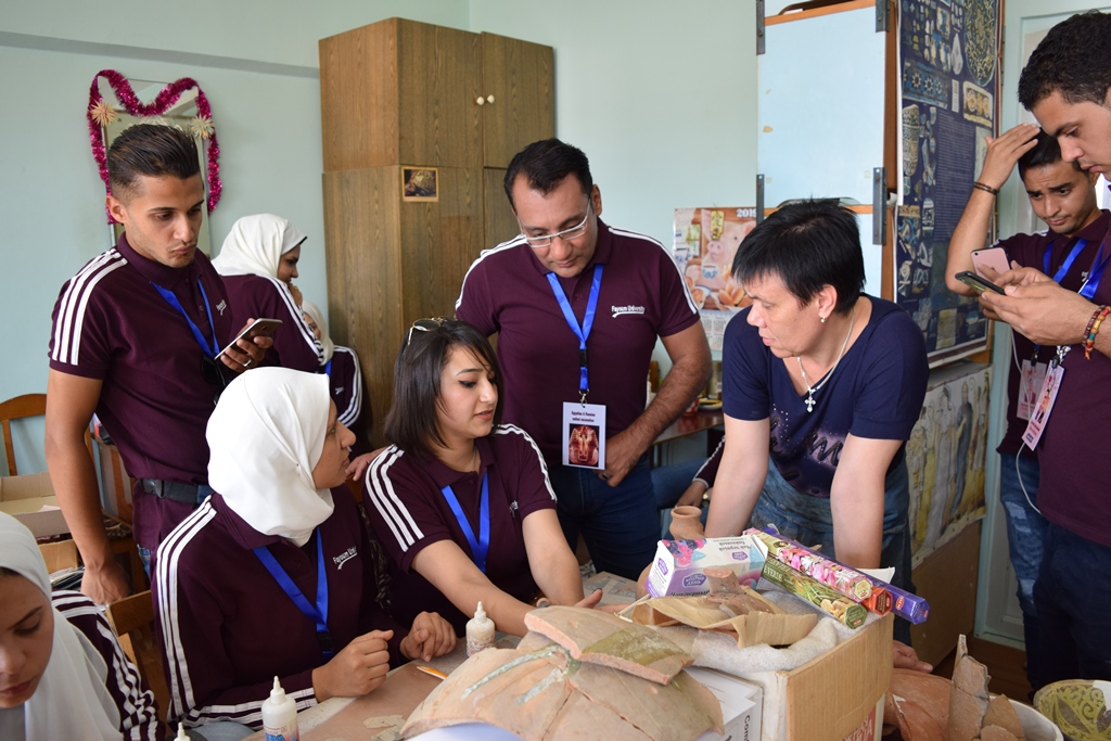 Практическое занятие египетских студентов в реставрационной мастерской по керамике