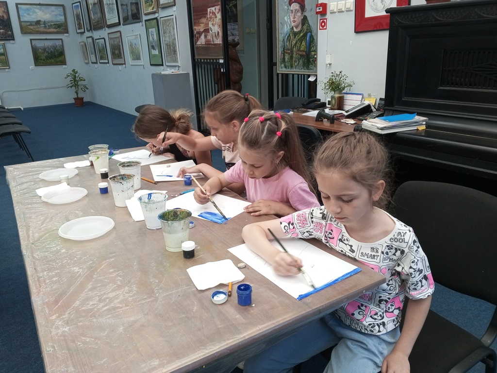 Ребята пришкольного летнего лагеря посетили творческий мастер-класс 