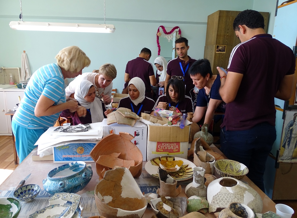 Практическое занятие египетских студентов в реставрационной мастерской по керамике
