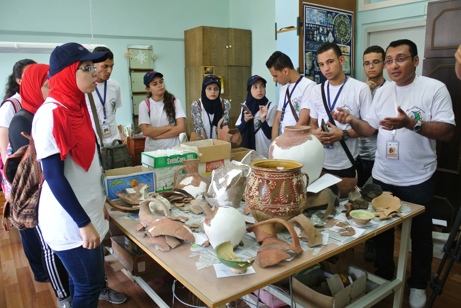 Док. Валид Али Халил со студентами Фаюмского университета в реставрационной мастерской АМЗ