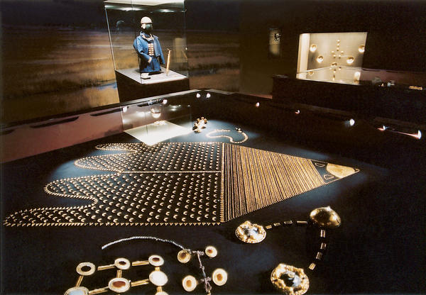 Экспонаты Азовского музея-заповедника на выставке «Золото амазонок» в Париже. 2001 год