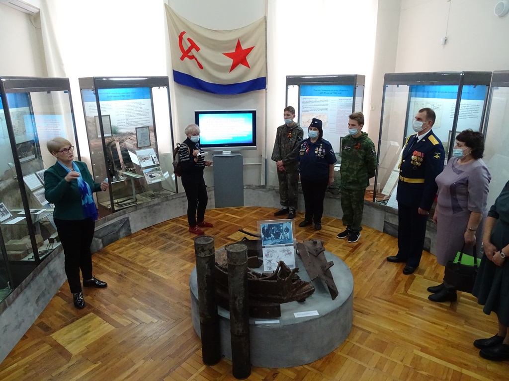 Выставку "Рубеж мужества" посетили гости из Азовского района