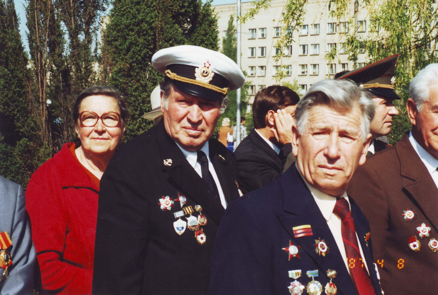 Празднование Дня Победы. Слева-направо: Колганова В.Г., Шаповалов Н.В. Луценко Н.И. (2000 г)