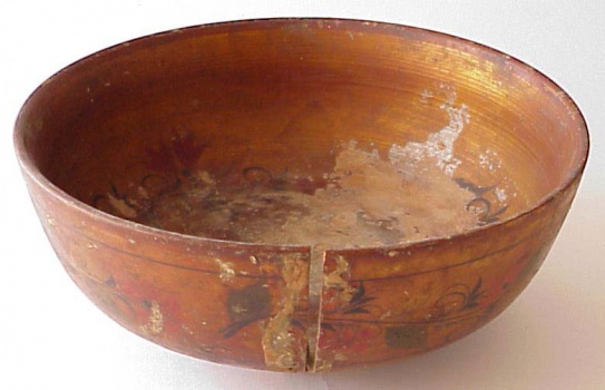 Чашка деревянная светло-коричневого цвета с растительным орнаментом.