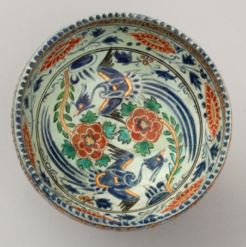 Кубок кашинный с полихромной росписью.