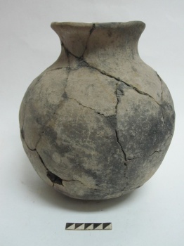 Сосуд лепной с лощением на внешней поверхности.