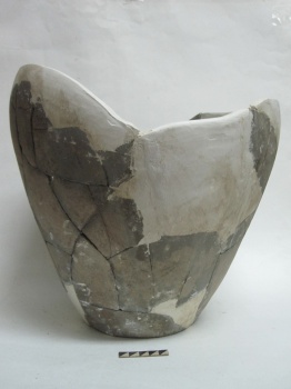 Сосуда (кувшина?) гончарного сероглиняного - 1/2 нижняя часть тулова с дном.