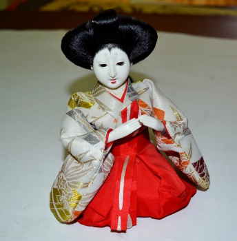 Кукла "Фрейлина" в традиционной национальной одежде.