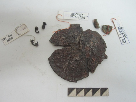 Диск железный с бронзовыми скобками-заклепками.