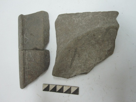 Миски сероглиняной гончарной - бортика с частью венчика и тулова (1) и дна с придонной частью тулова (1) фр-ты (2).