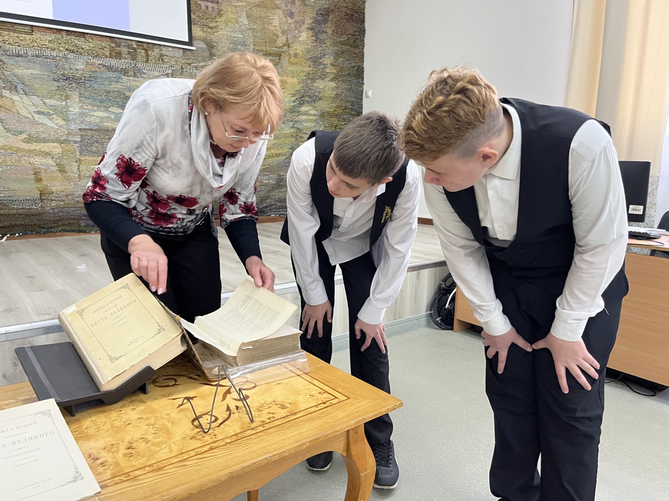 По страницам редких книг Путешествие школьников по страницам редких книг