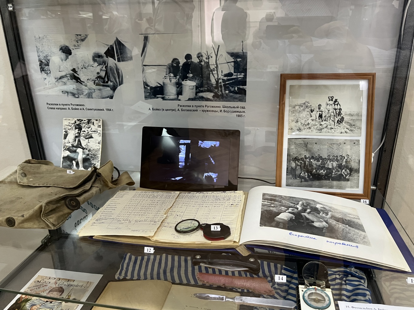 Особое место в экспозиции занимают научные реконструкции, позволяющие наглядно представить быт и обряды эпохи бронзы. Это металлические и костяные изделия, бытовые и погребальные повозки, а также макет погребения катакомбной культуры. Авторы реконструкций - кандидат исторических наук, ведущий археолог ГАУК РО «Донское наследие» Анатолий Владимирович Файферт, сотрудники музея Владимир Юрьевич Быковский, Сергей Евгеньевич Рычагов, Майя Михайловна Тихомирова.