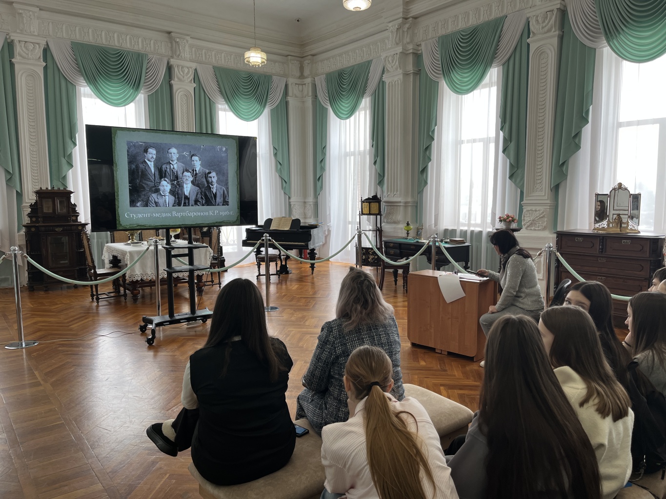 Школьники посетили лекцию «Медики в военной шинели»