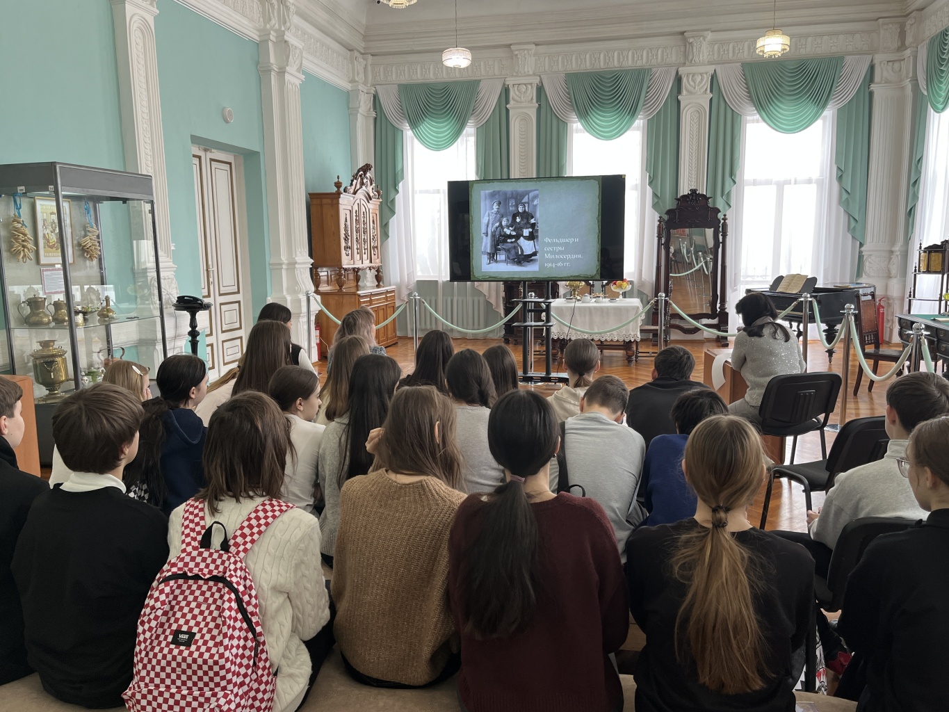 Школьники посетили лекцию «Медики в военной шинели»