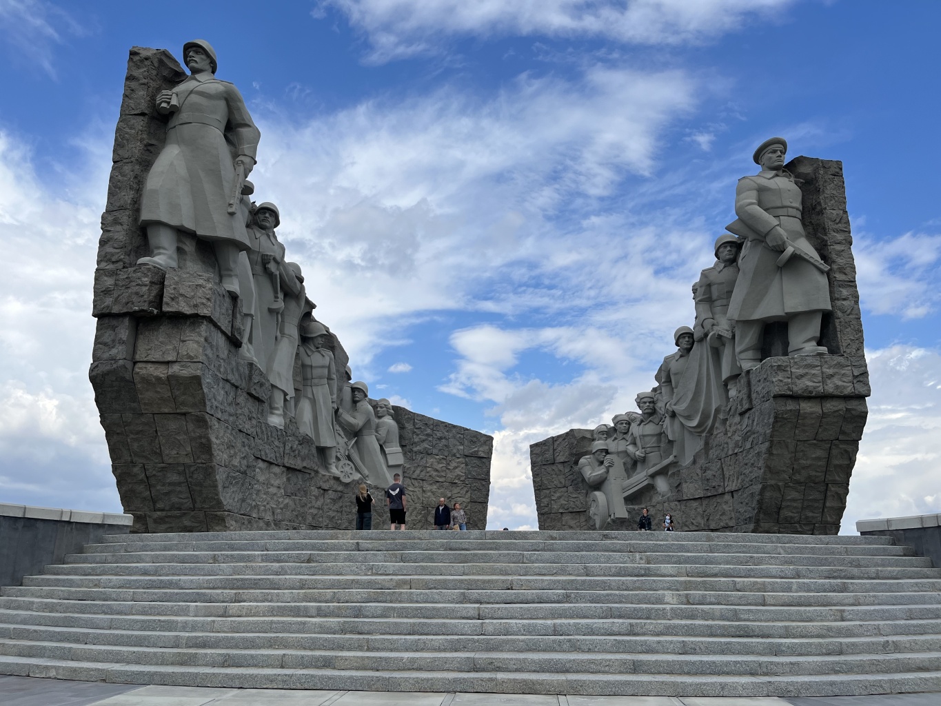 Сотрудники музея посетили военно-исторический музейный комплекс «Самбекские высоты» Сотрудники музея посетили военно-исторический музейный комплекс «Самбекские высоты»