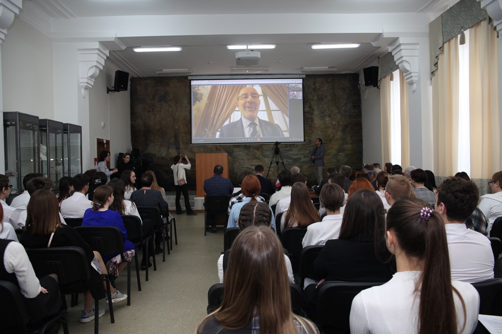 Международная видеоконференция «Масштаб личности и наследие Шарля де Голля»