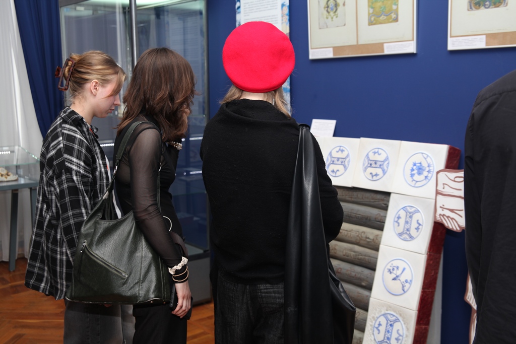 Открытие выставки «瓷壁炉. О необычном заказе Петра I в Китай»