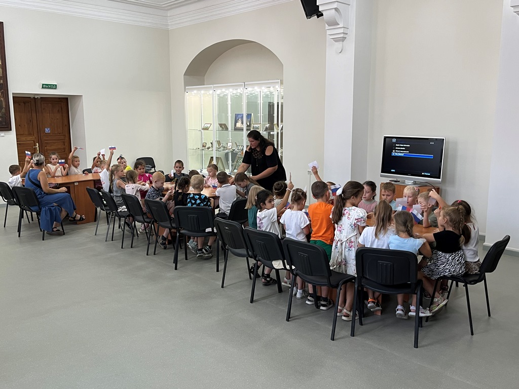 Героико-патриотические занятия ко Дню Государственного флага России Героико-патриотические занятия ко Дню Государственного флага России