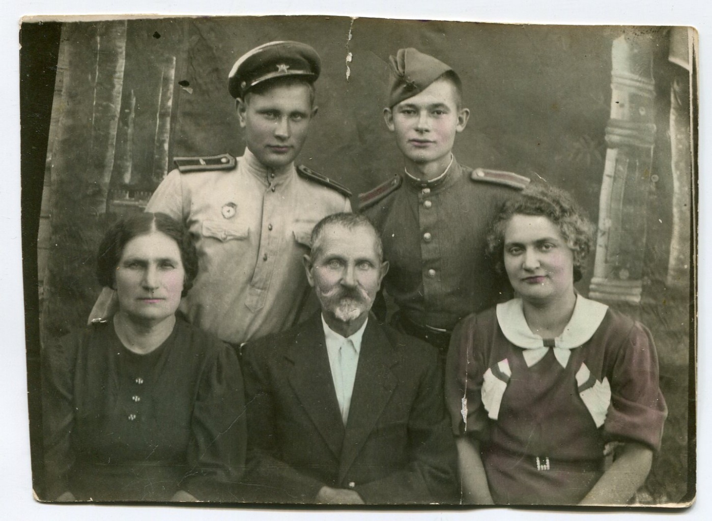 Фото семьи Мартыновых из фондов АМЗ (1945 г.)