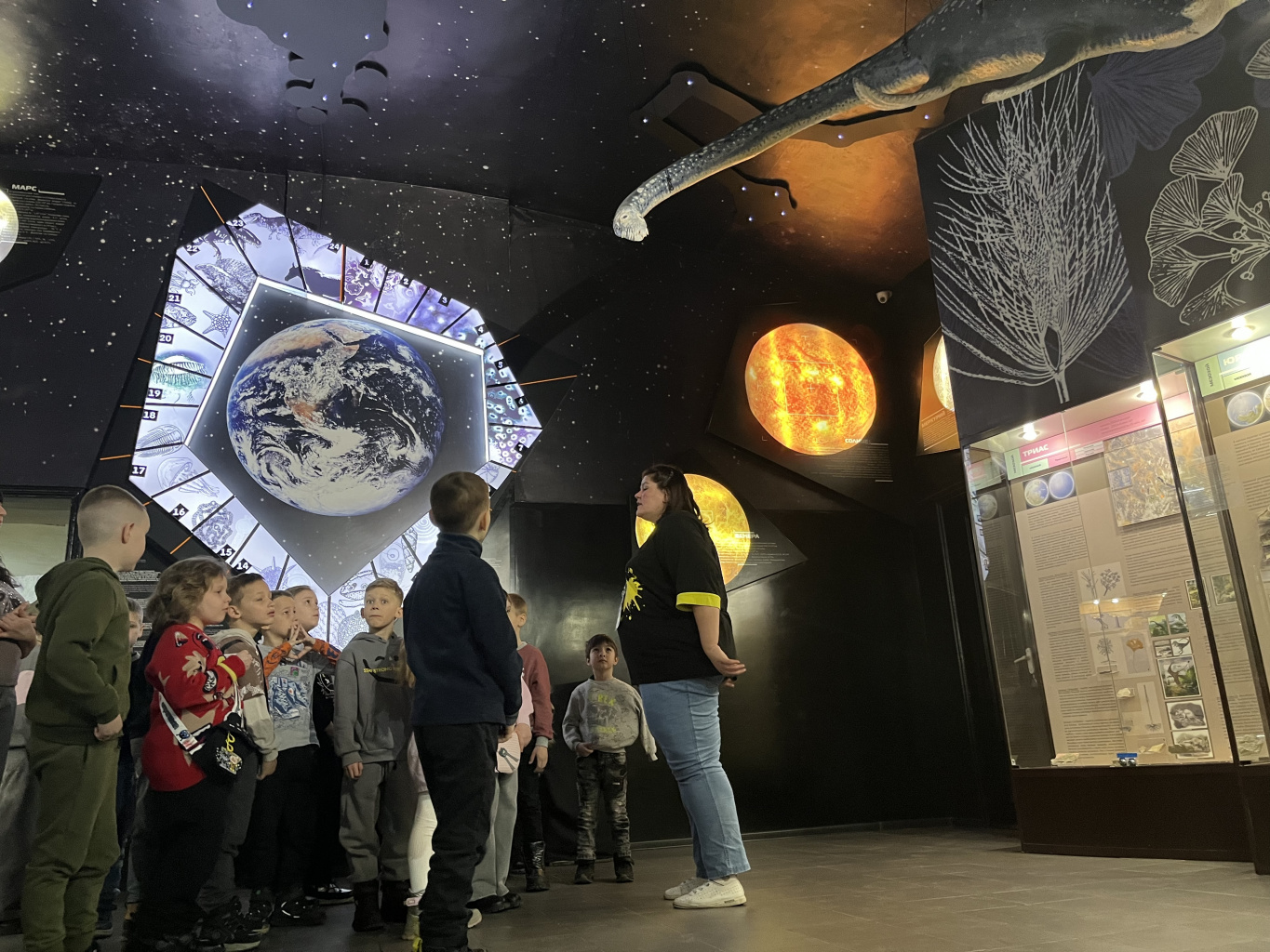 Познавательное путешествие в мир динозавров Познавательное путешествие в мир динозавров