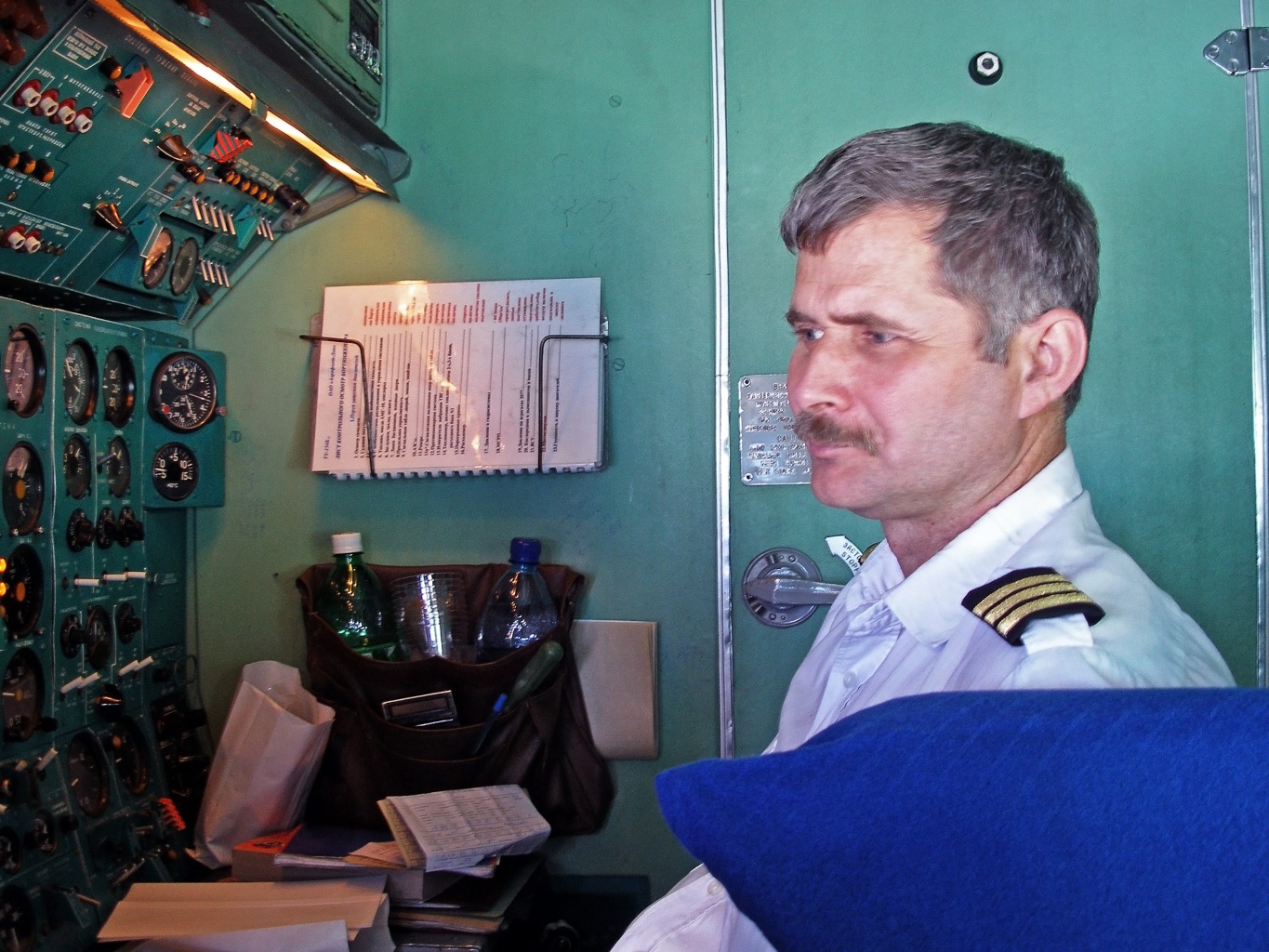 Курятов В.А. в кабине Ту-154 Курятов В.А. в кабине Ту-154