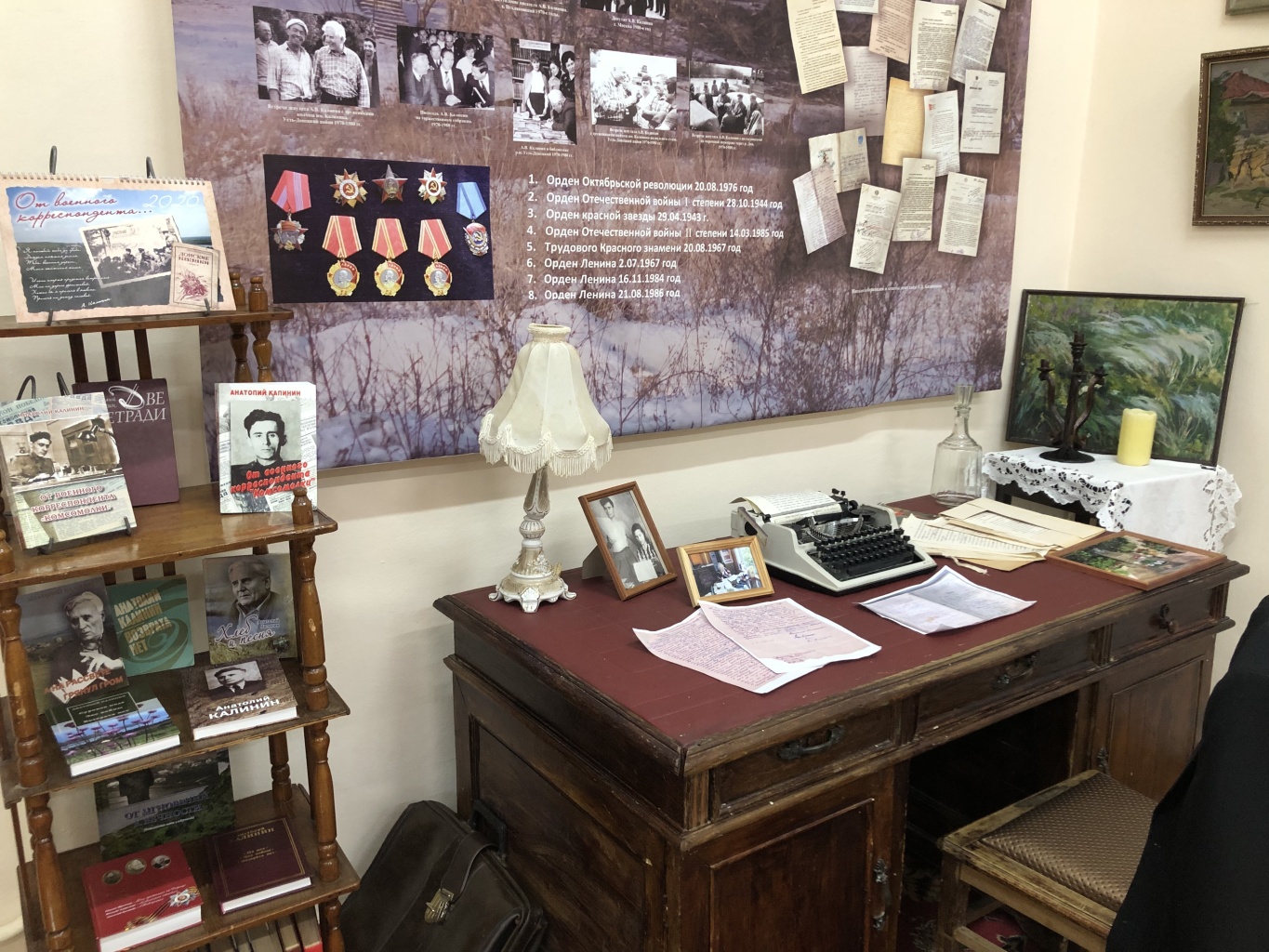 Посетители музея знакомятся с творчеством Анатолия Калинина