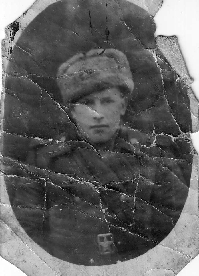 2. Олефиренко В.В. перед уходом на фронт.1944 г..jpg