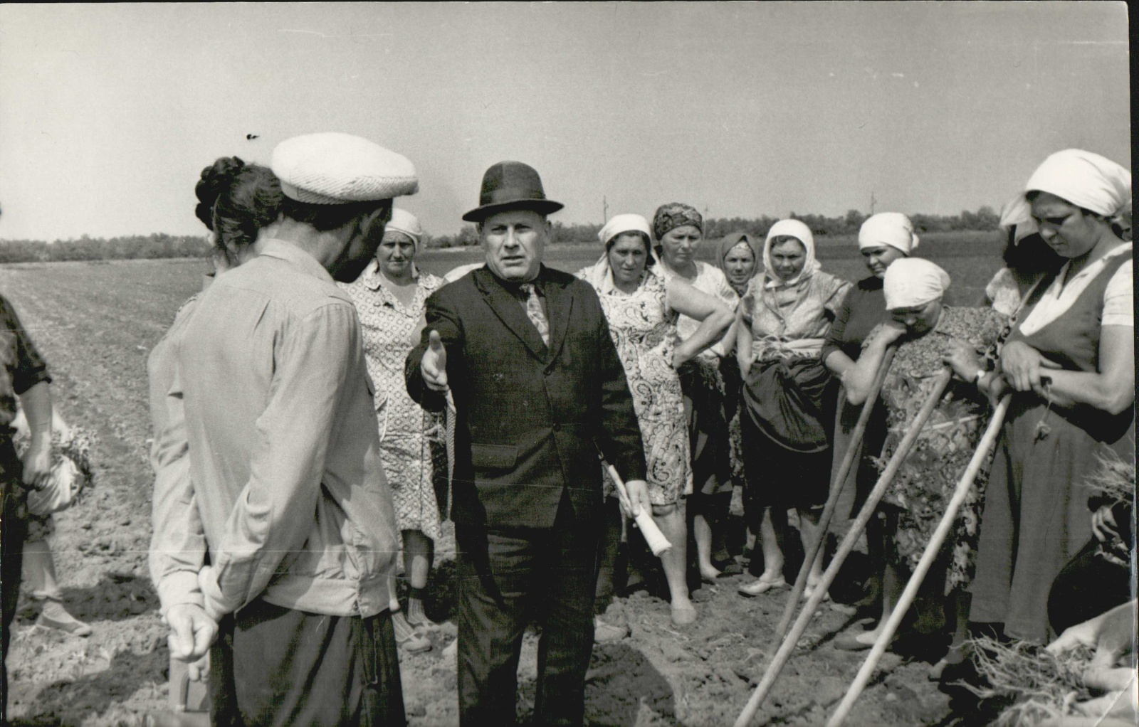 5. Олефиренко В.В с полеводами колхоза 1973 г.jpg 5. Олефиренко В.В с полеводами колхоза 1973 г.jpg