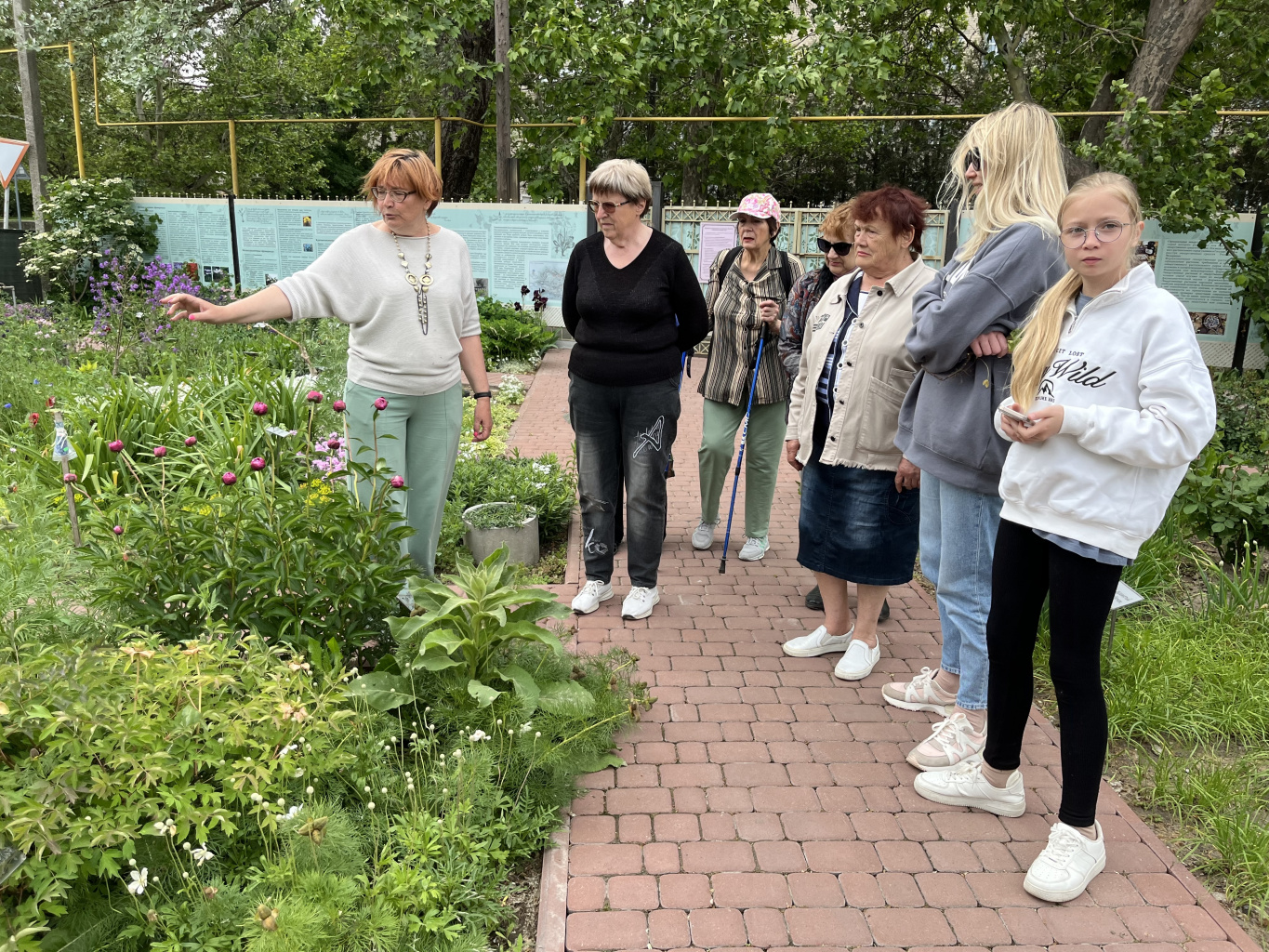 Гости Гошпитального сада попрощались с весной