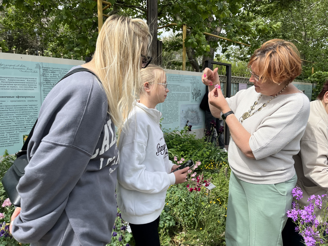 Гости Гошпитального сада попрощались с веснойG Гости Гошпитального сада попрощались с веснойG