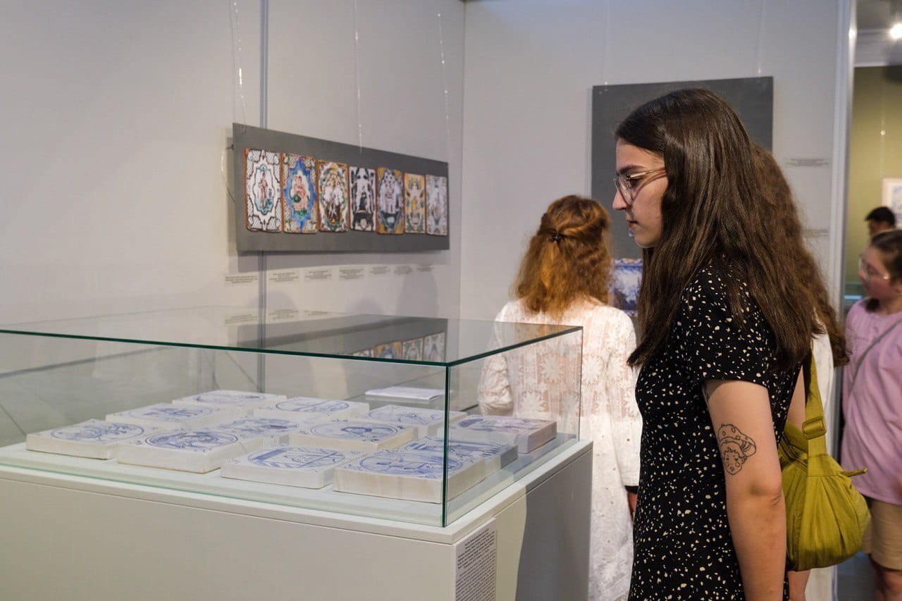 Выставка «瓷壁炉. О необычном заказе Петра I в Китай»