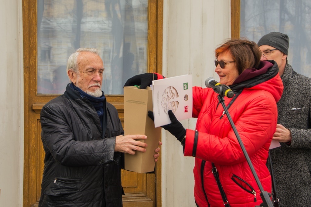 Торжественная передача саженцев дуба петровского времени Торжественная передача саженцев дуба петровского времени