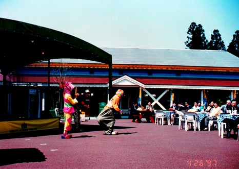 Выступление клоунов на открытии выставки "Мамонты"(префектура Ниигата, Япония)