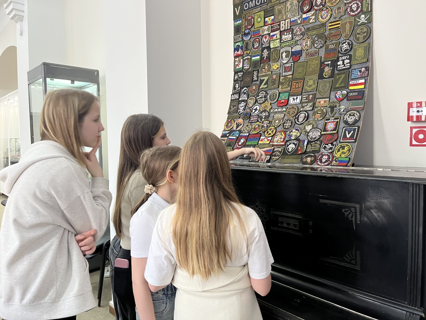 Продолжает работу выставка «СВОи на фронте и в тылу»