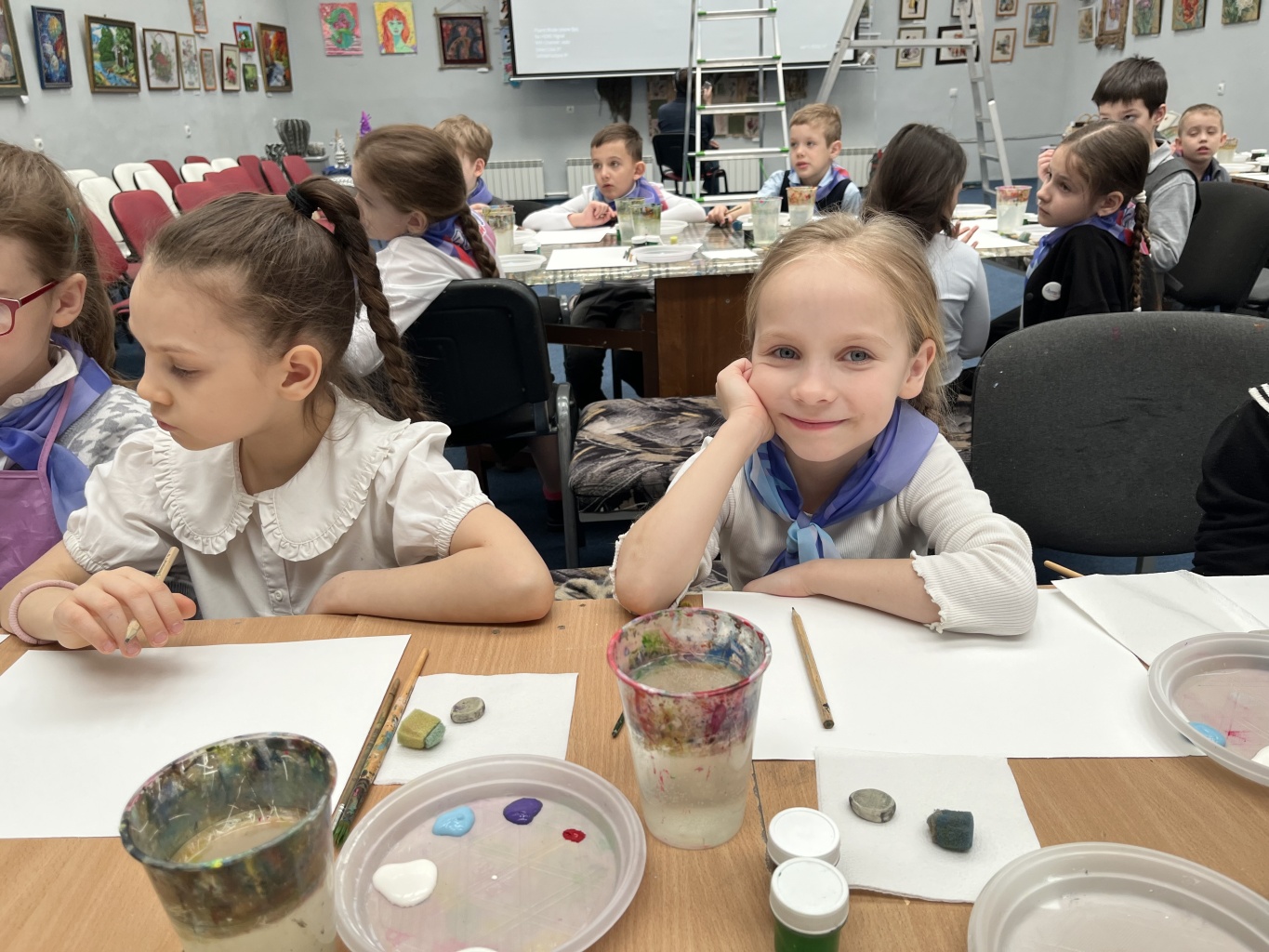 Хорошенькая) И мордочка такая довольная☺️ Балдеет от ласки, ещё её покормили вкусным обедом. Ты большая молодец❤️ У тебя доброе сердце и животные это чувствуют. Всяких злюк они к себе не подпускают